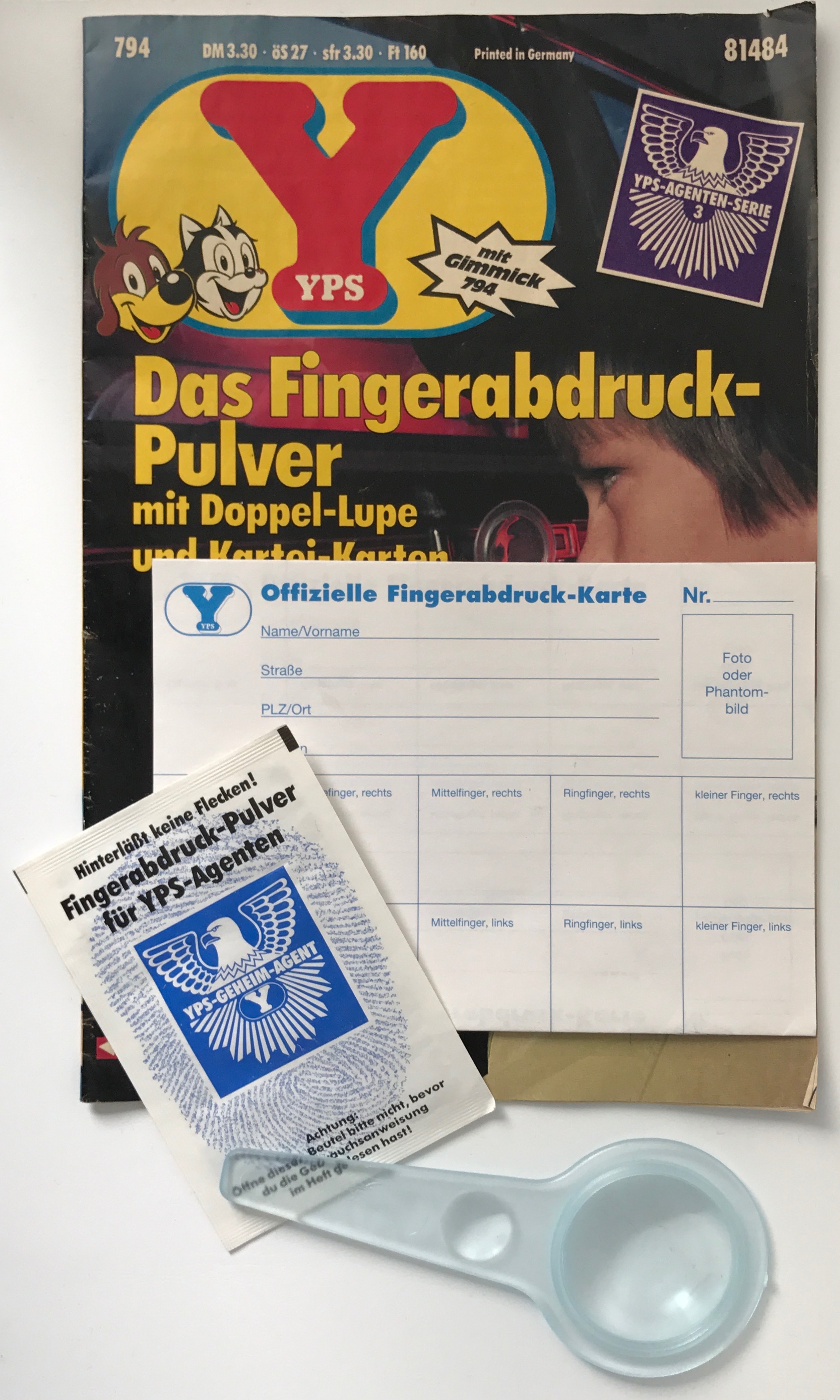 YPS_0794+Das+Fingerabdruck-Pulver+mit+Doppel-Lupe+und+Kartei-Karten_Retroport1